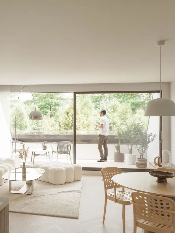 Wohnraum mit bodentiefer Verglasung zur Terrasse