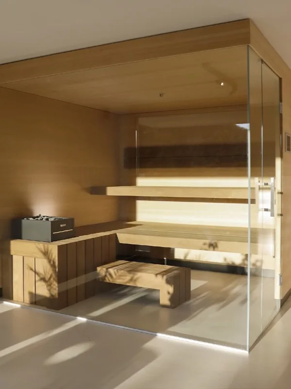 Sauna mit Glasfront im Wellnessbereich des Hauses